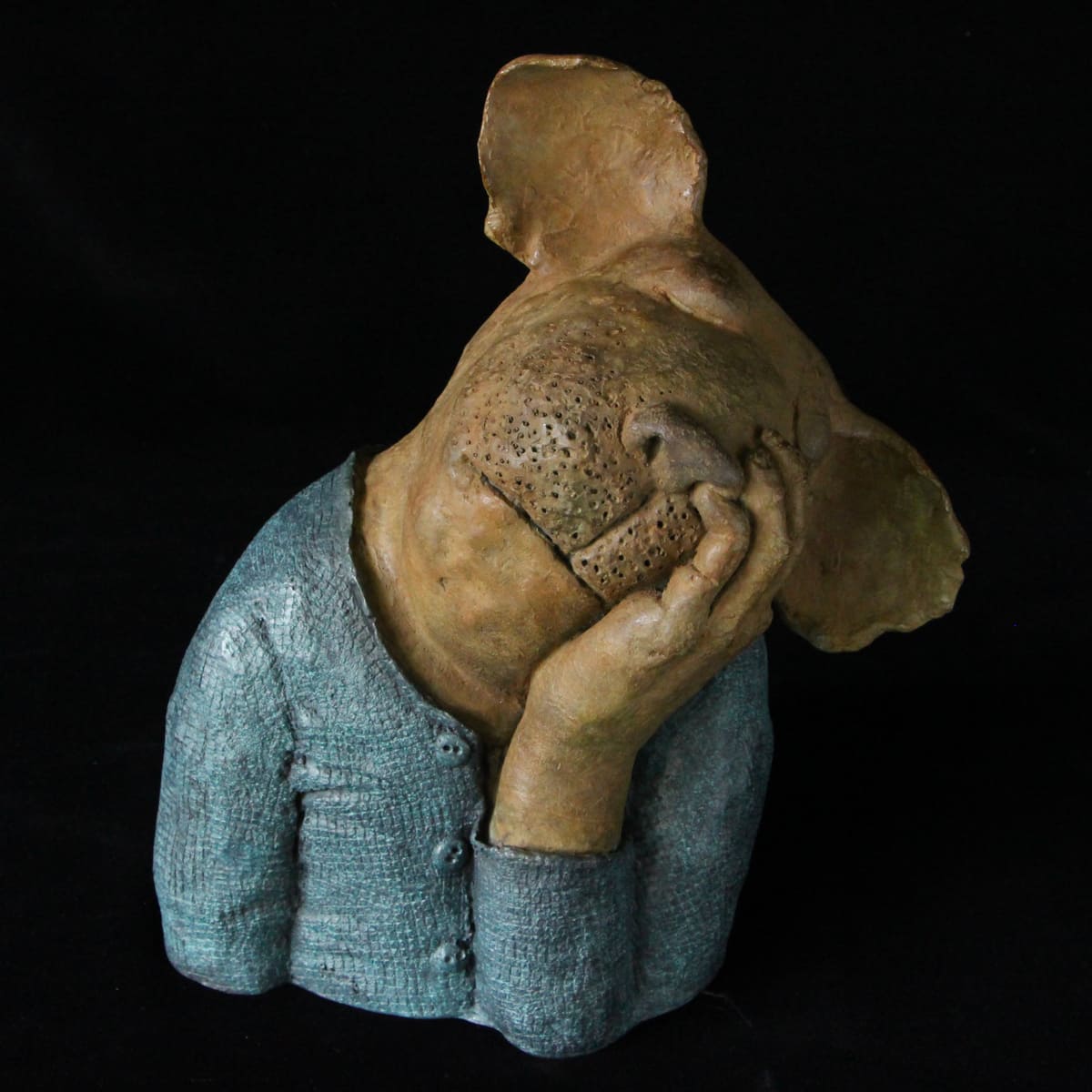 Chien endormi sur 1 main - Bronze  de Sophie Favre