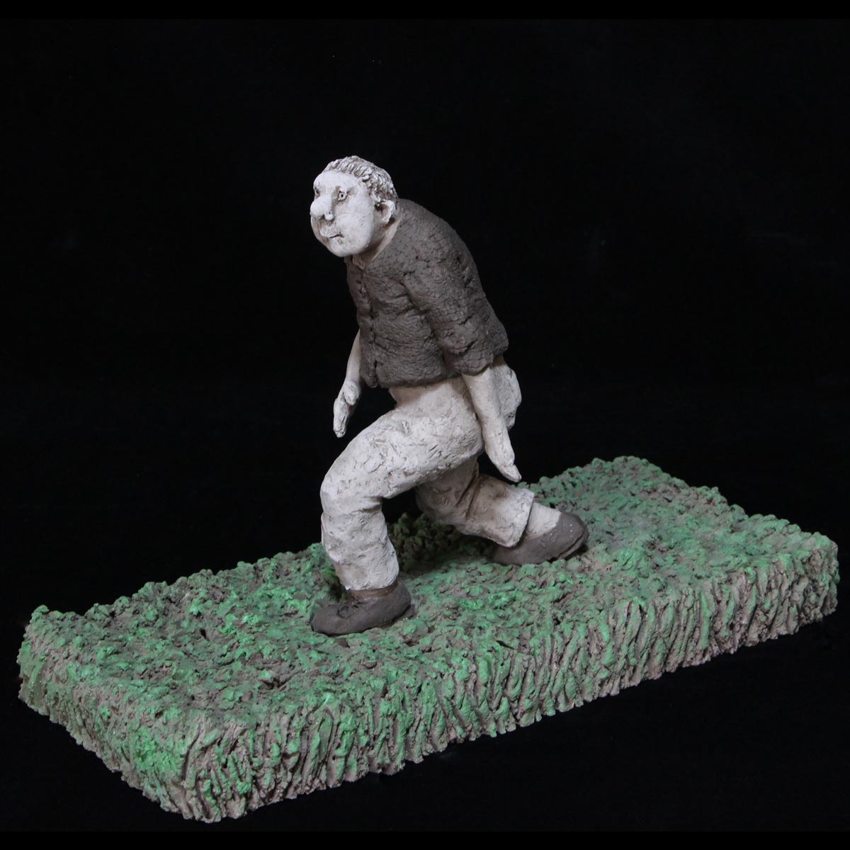 Le coureur dans l'herbe - Terrecuite de Sophie Favre